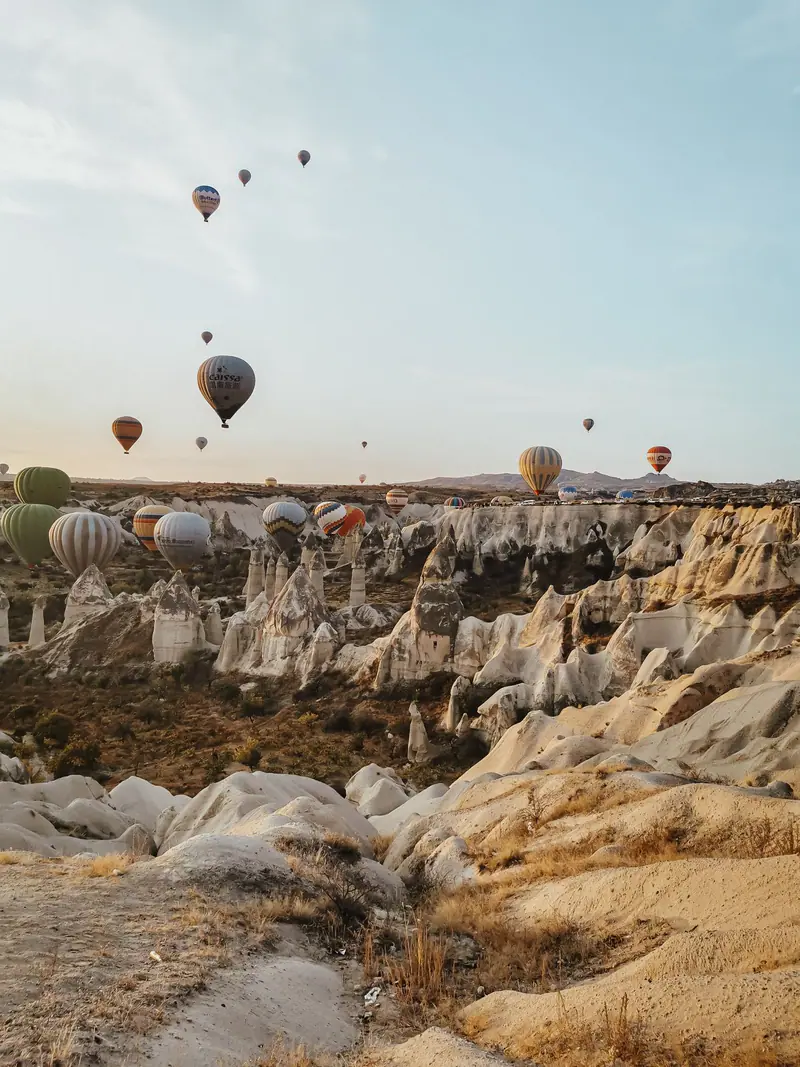 Kapadokya'da gün doğumunda balonlar